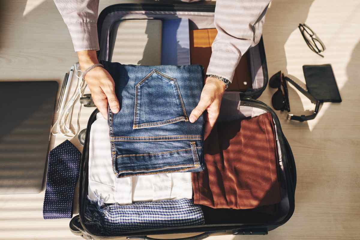 Uomo che prepara la valigia