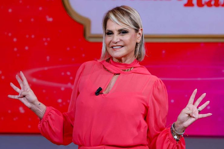 Simona Ventura sorridente con una maglia rossa