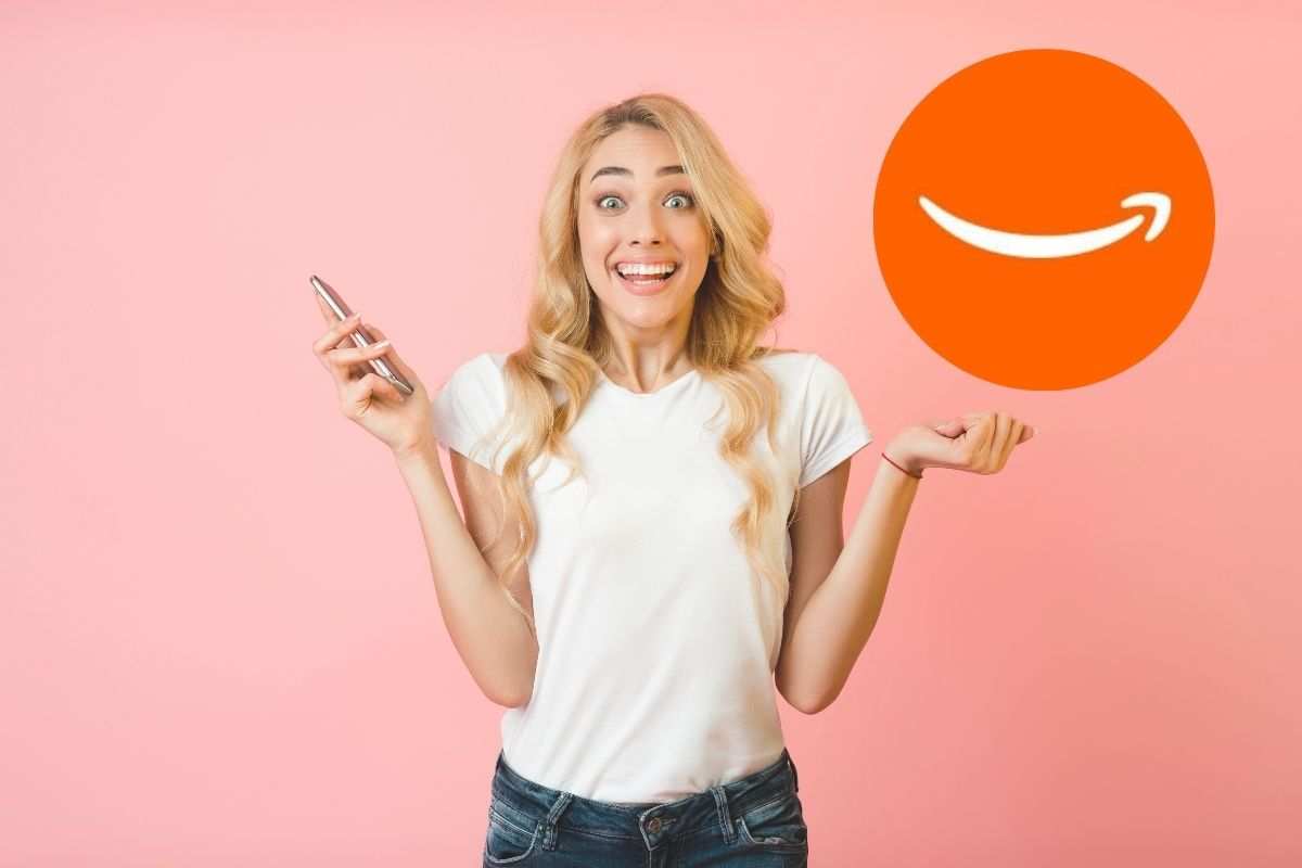 ragazza sorpresa e logo amazon