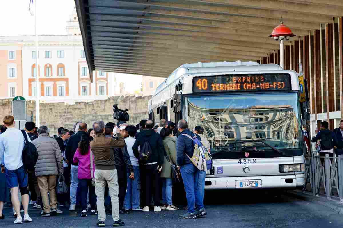 autobus con passeggeri in salita