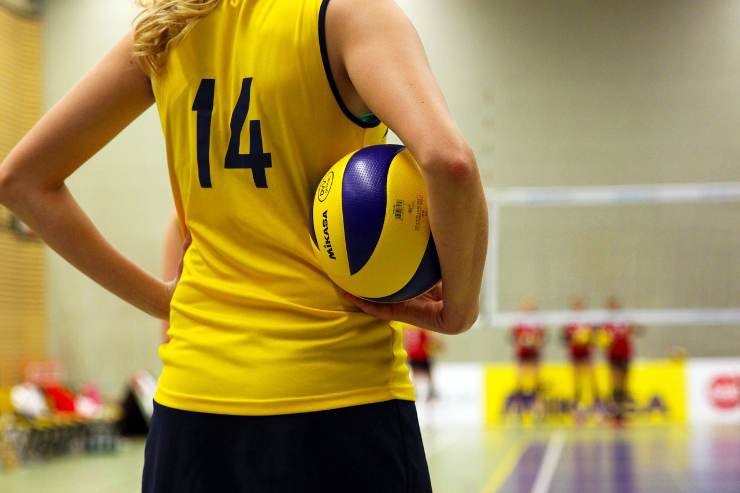 ragazzi che giocano a pallavolo