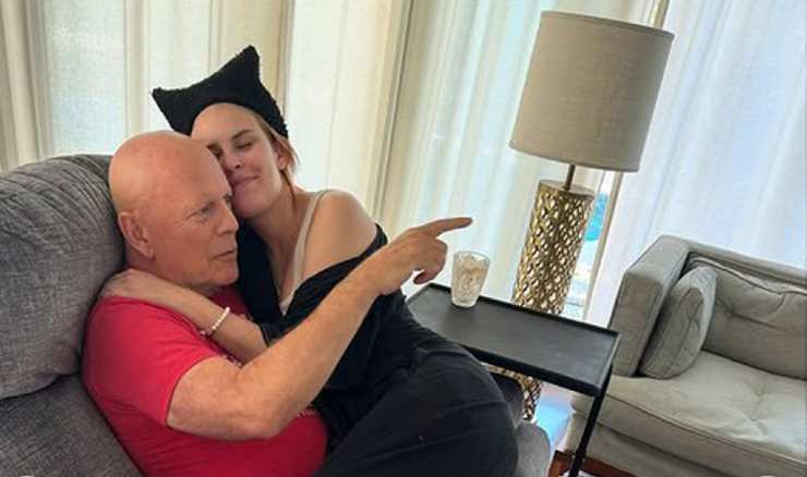 bruce willis abbraccia