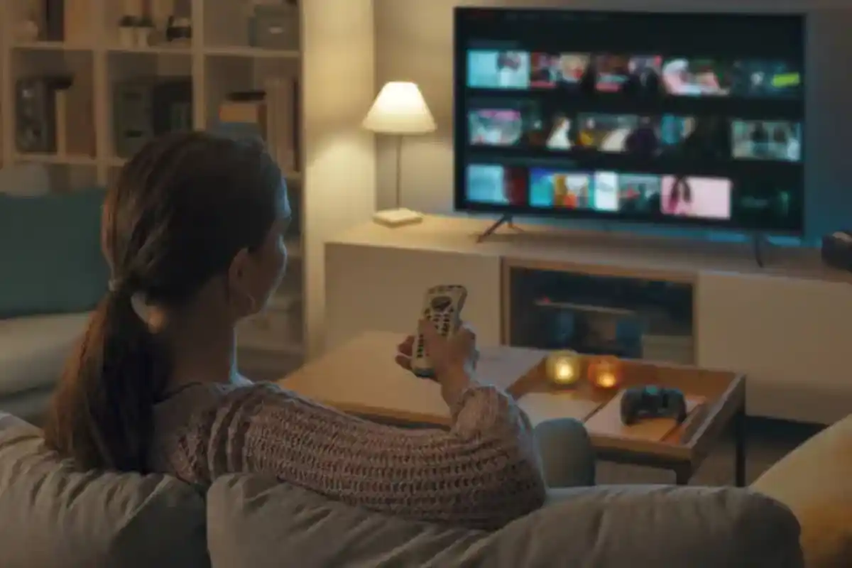 donna che vede tv