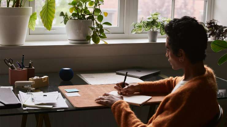un ragazzo al lavoro da casa