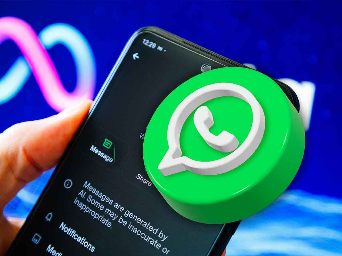 logo di WhatsApp con uno smartphone