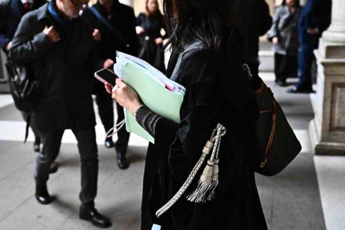 avvocato con una cartella in mano 