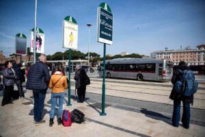viaggiatori alla fermata dell'autobus
