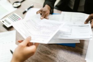 un foglio tenuto da due mani