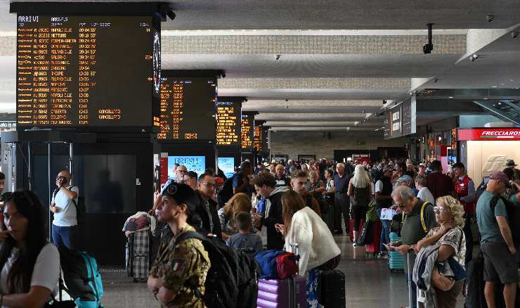 persone in stazione