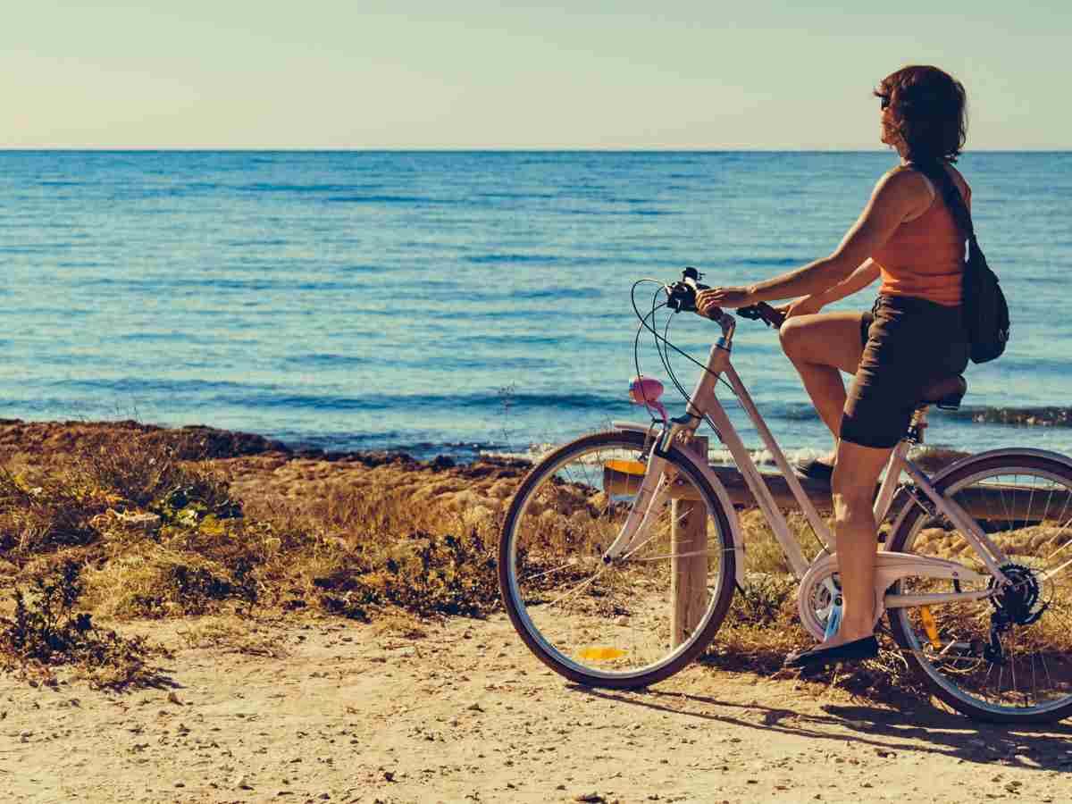 Donna che va in bicicletta 