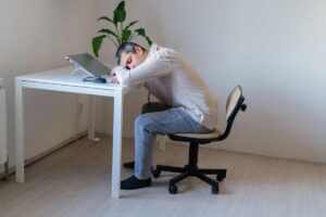Persona stanca sul lavoro